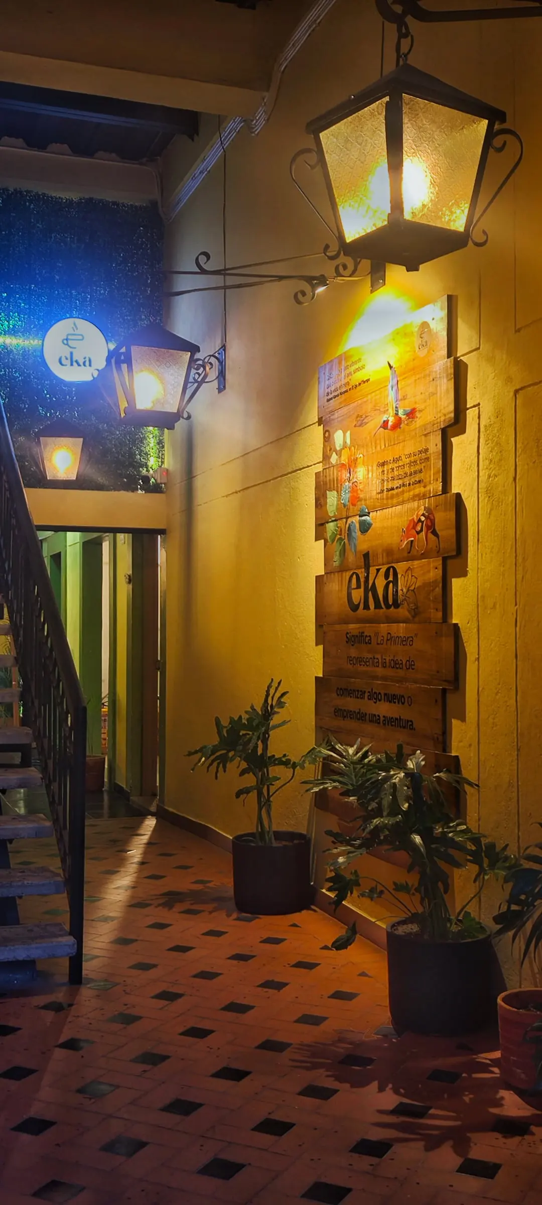 Entrada de Café EKA con farolas y plantas